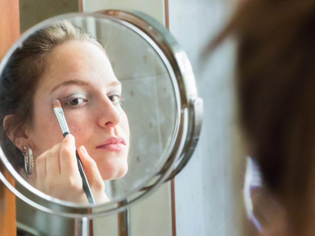 Domina el arte del maquillaje con un espejo de aumento sin luz: evita errores y luce impecable