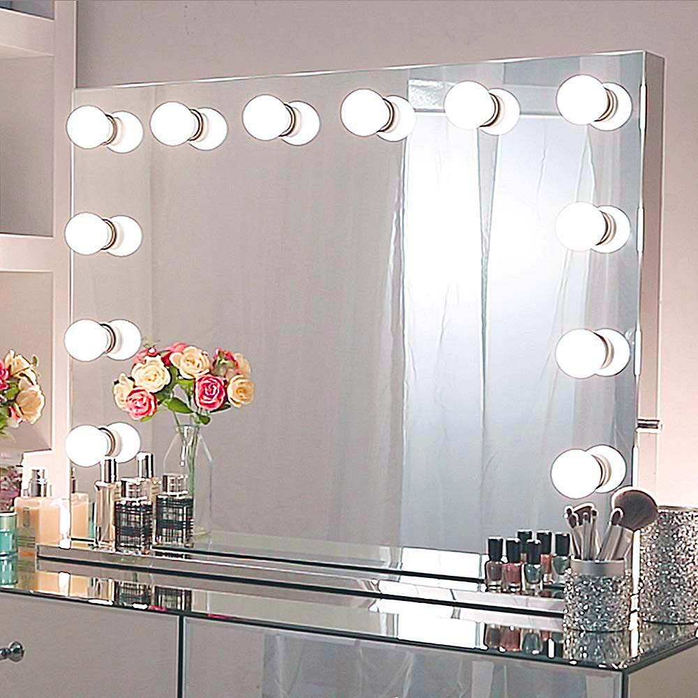 Opta por un espejo de aumento con luz integrada y deslumbra tu belleza